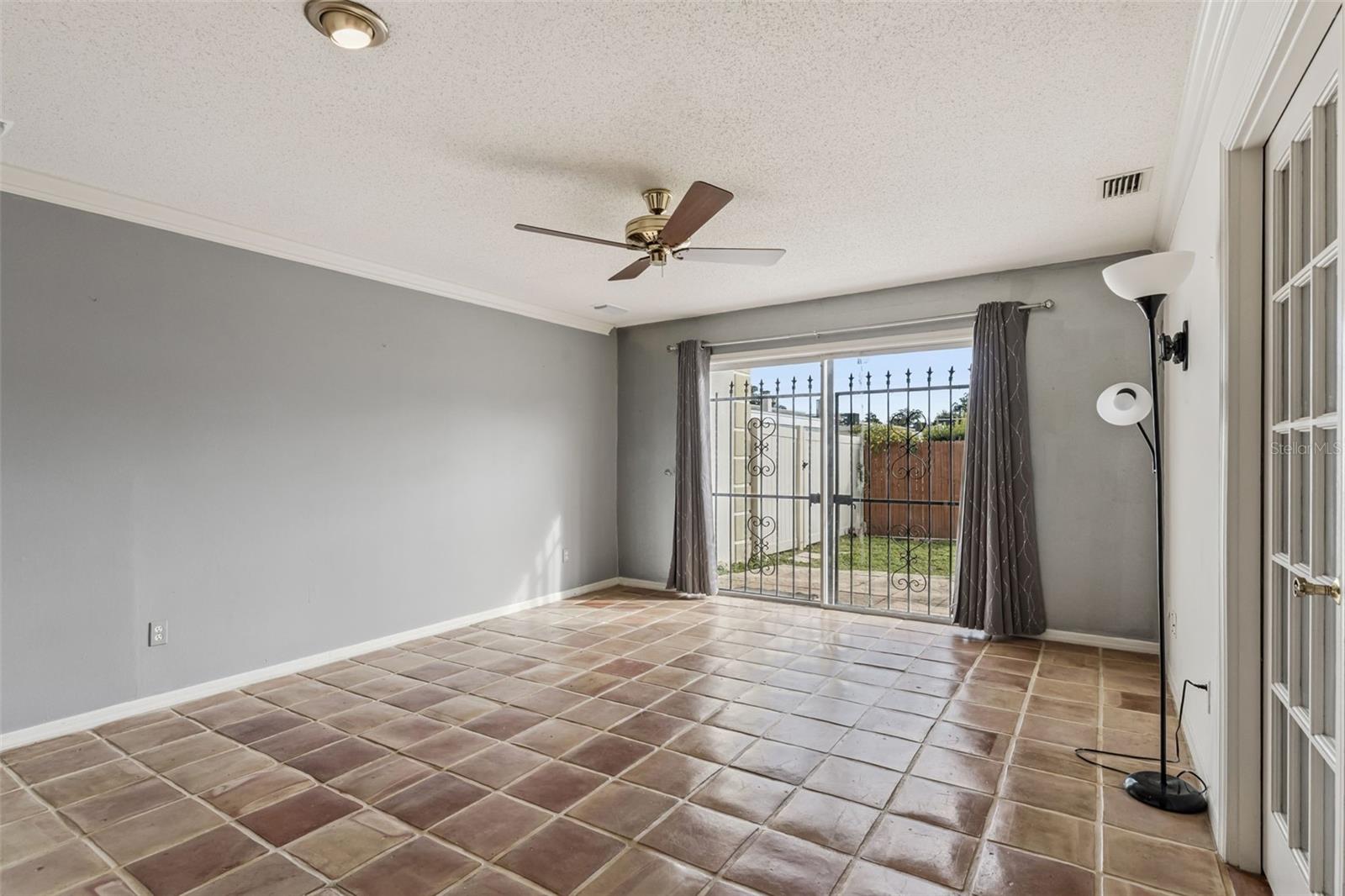 COUNTRY CLUB TWNHS WEST - Residential