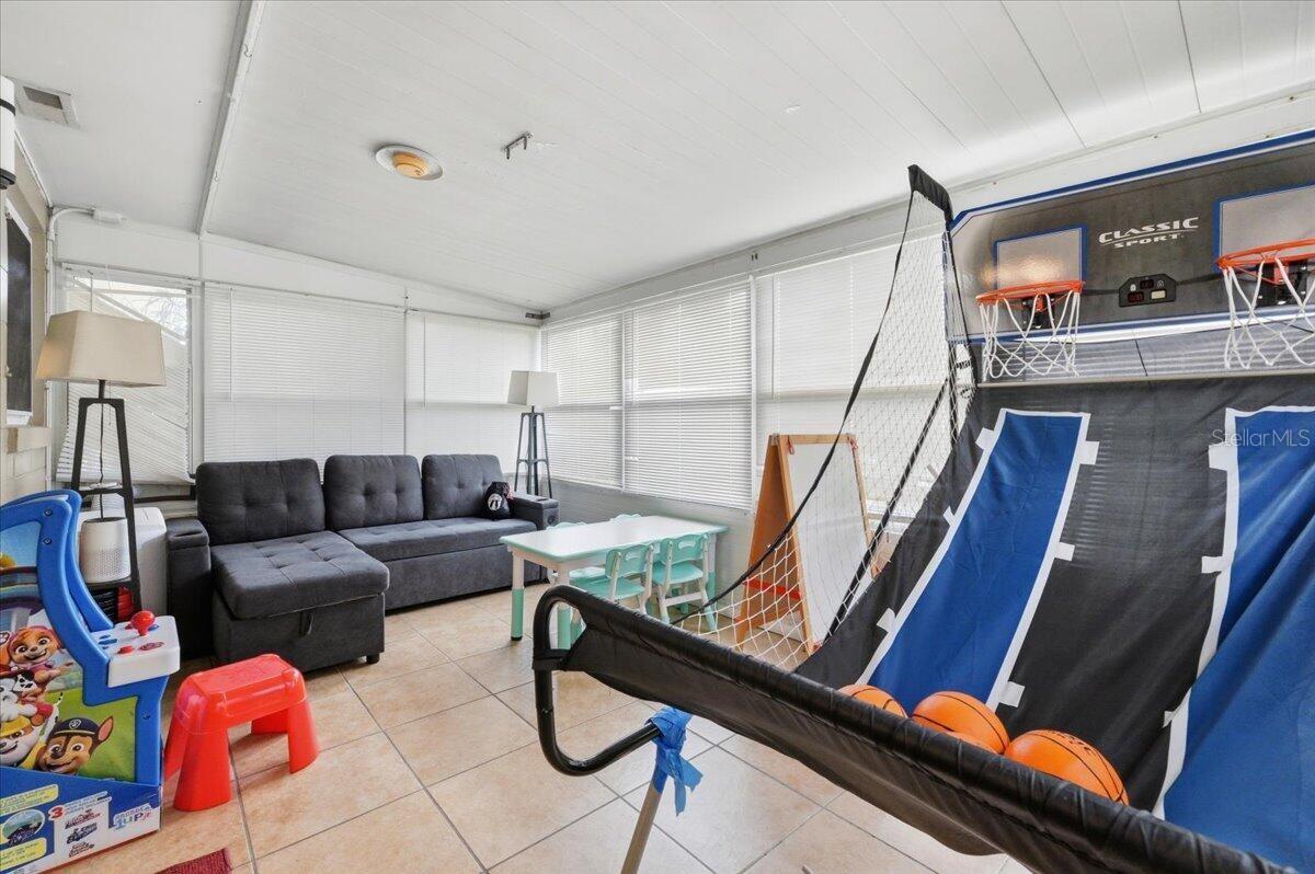 ELOISE WOODS EAST LAKE MARIAM UNIT - Residential