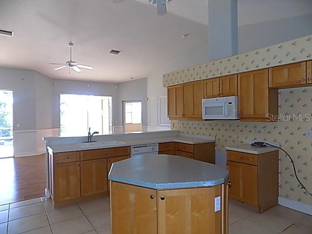 HERITAGE OAKS GOLF & COUNTRY CLUB - Residential