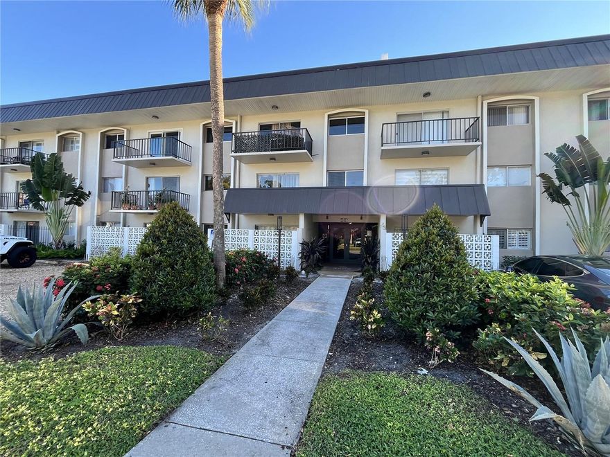 Ground Floor 1 bedroom condo in PRIME South Tampa location, just minutes to everything! Recently renovated with NEW FLOORING and NEW BATHROOM. Nice open layout and sliders leading to outside grass area. Sewer/Water/Trash and Cable TV included with rent. Community pool available and private keyed lobby entrance. Walk down the hall to the laundry room on your floor. Private parking space plus plenty of guest parking available. Ideal location near I-275, International Mall, Westshore Mall, Midtown, Tampa International Airport, and everything else South Tampa has to offer. Available for move in this month! Sorry, no pets allowed per Community Rules.