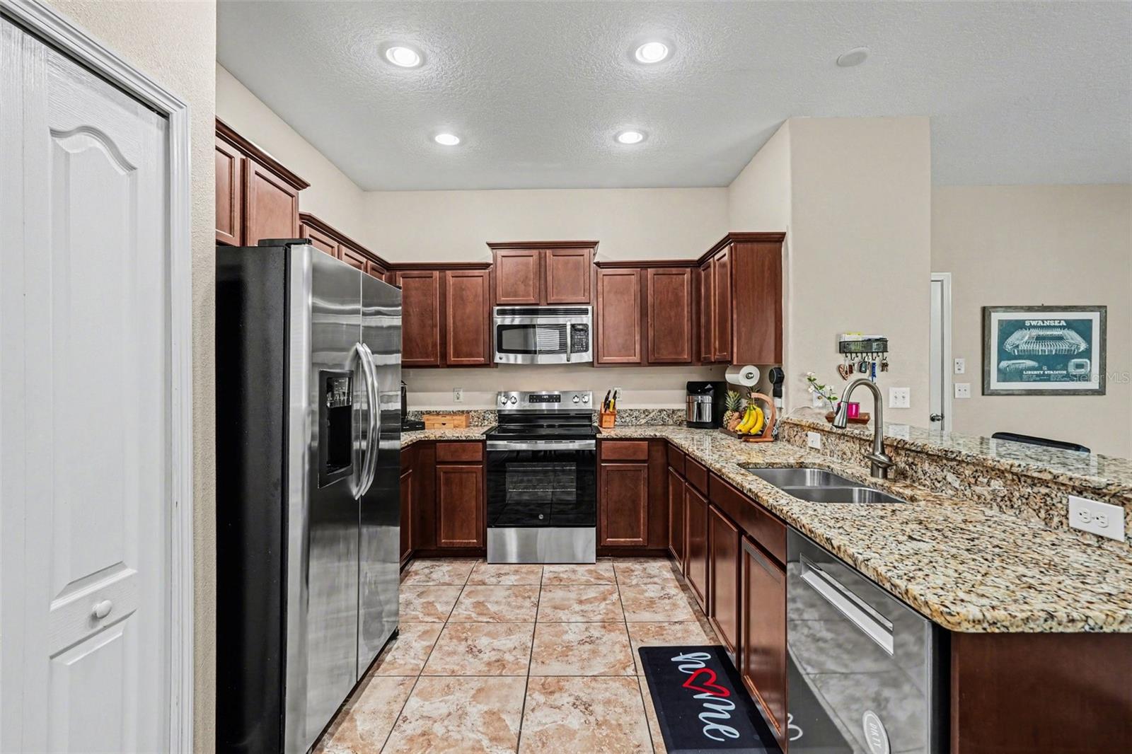 CLUB MANOR WEST OF GRAND HAMPT - Residential