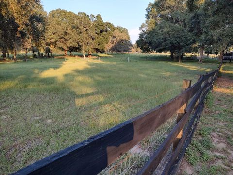 Tiny photo for 35126 William Lane, Eustis, FL 32736 (MLS # G5101068)