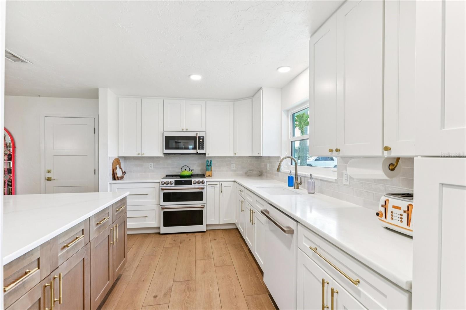 PASADENA ISLE - Residential