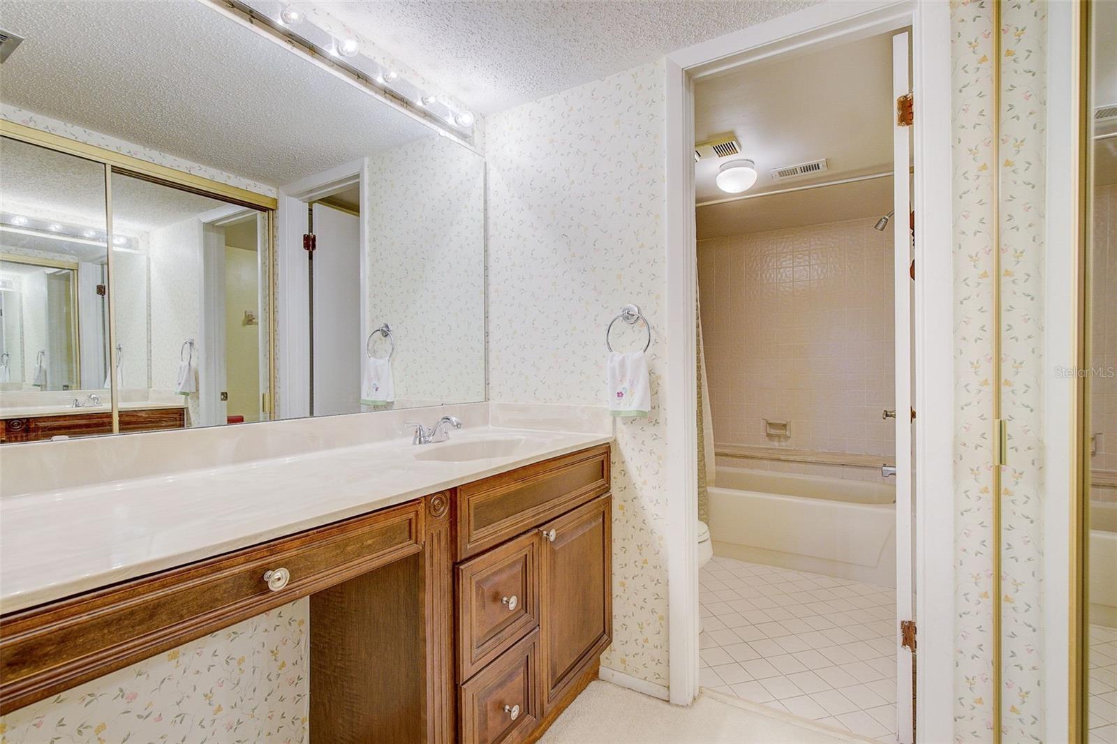 RAINTREE VILLAGE CONDO PH 01 - Residential