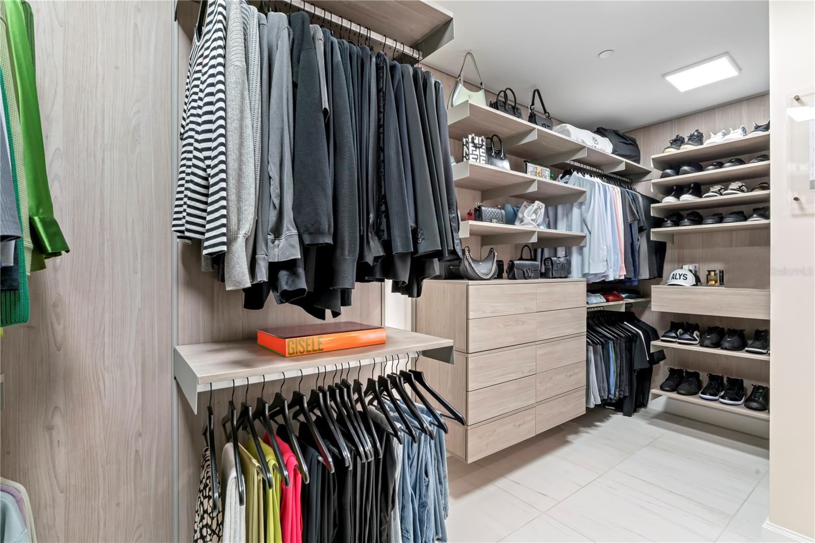 VIRAGE BAYSHORE - Residential