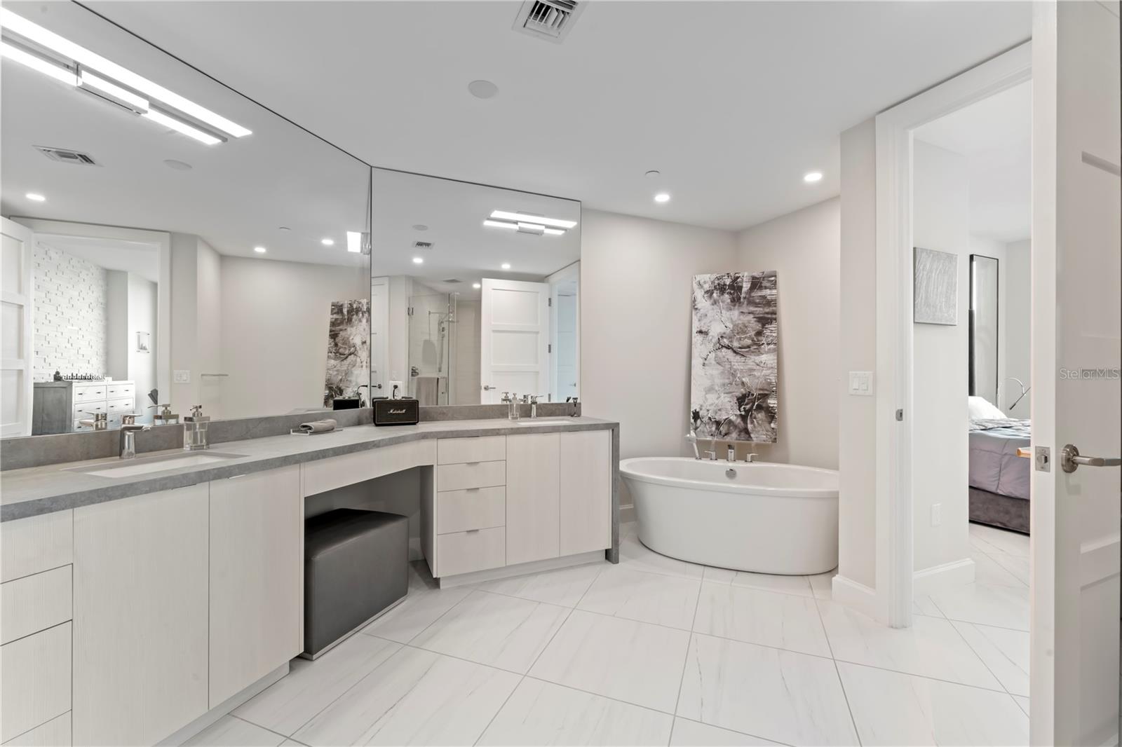 VIRAGE BAYSHORE - Residential