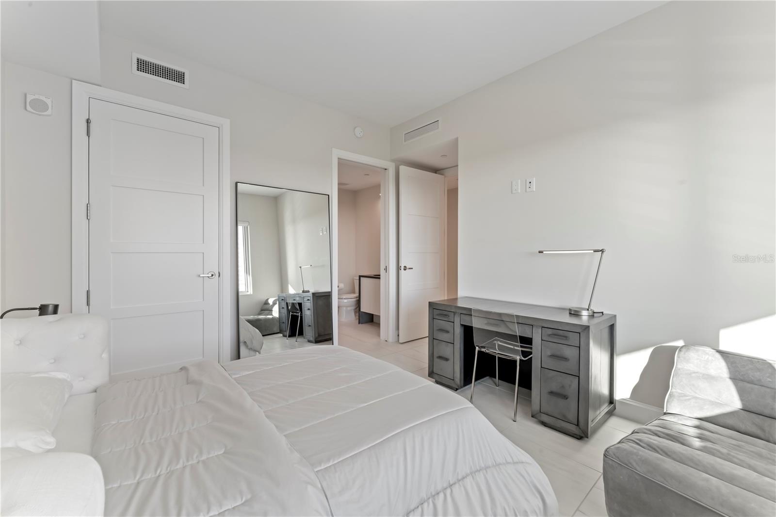 VIRAGE BAYSHORE - Residential