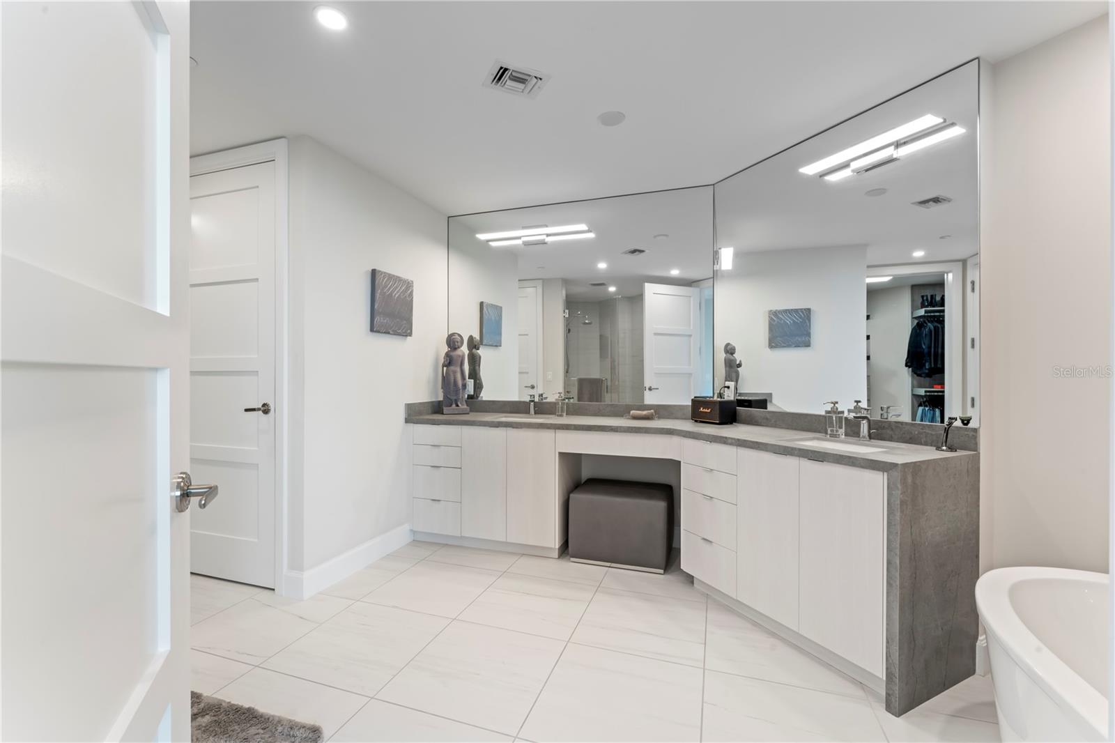 VIRAGE BAYSHORE - Residential