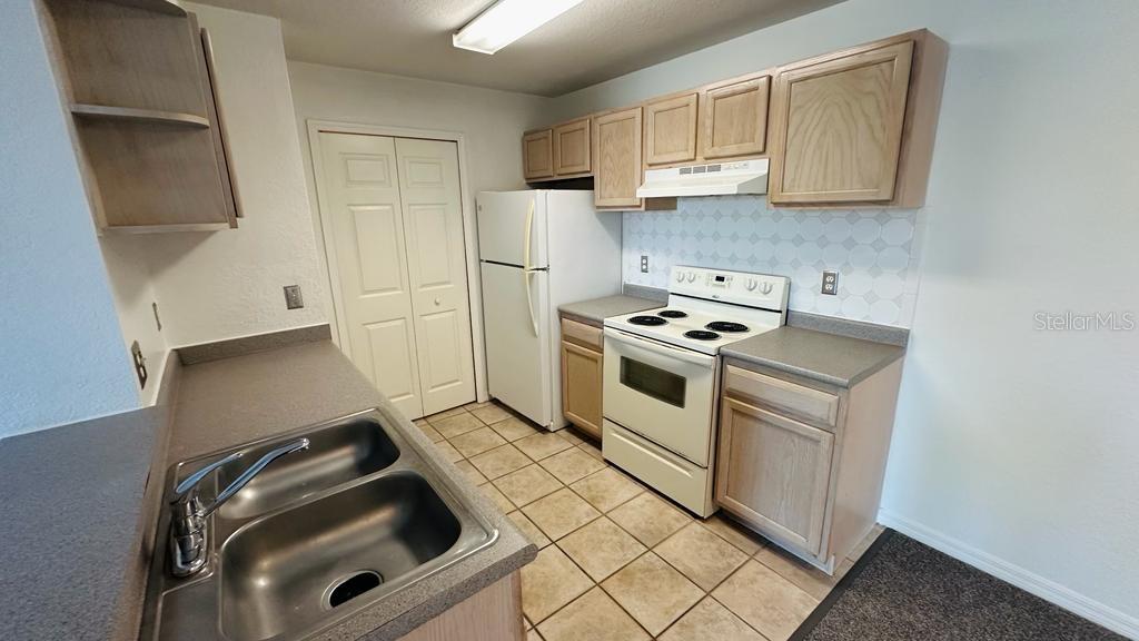 SANDLAKE PRIVATE RESIDENCES - Residential Lease