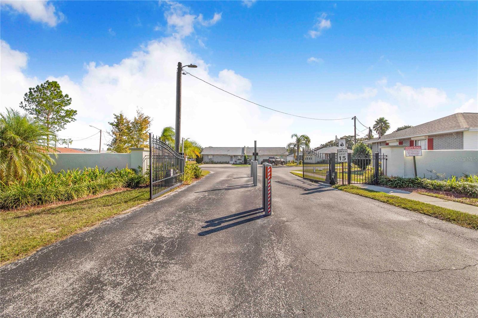 THOUSAND ROSES - Residential