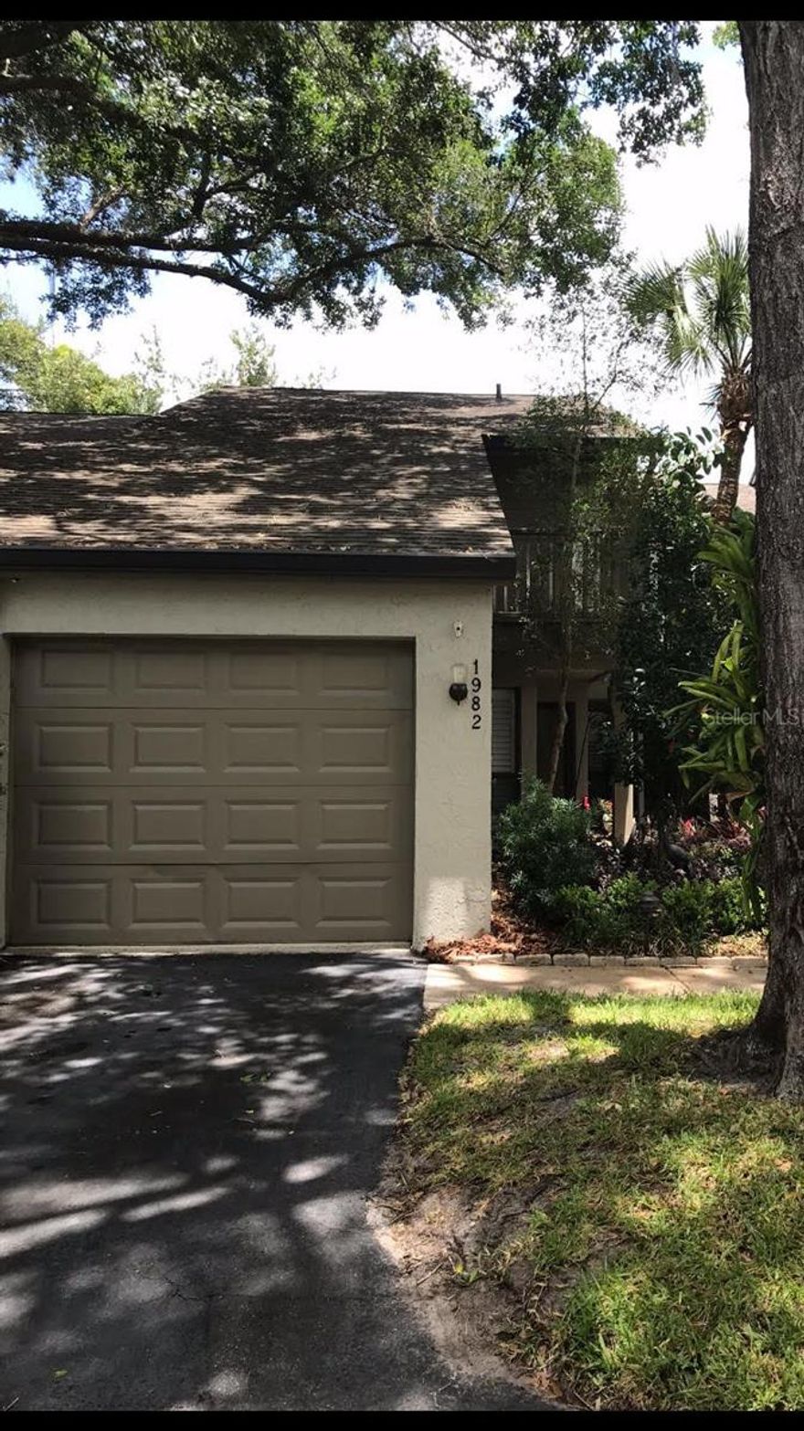 A beautiful townhome located on a quite street that overlooks a natural creek with lush conservation and its own private
deeded deck. The only unit with this available. This wonderful home offers 3 bedrooms and 3 bathrooms, plus a half
bathroom, Living Room, Dining Room, Kitchen, inside Laundry Room, and a screen porch. Marble Floors and Granite
countertops. The perfect location to downtown Winter Park. The Ultra Vista Community consists of only 10 
Townhome Units.  Paradise is waiting....... ;Water: City