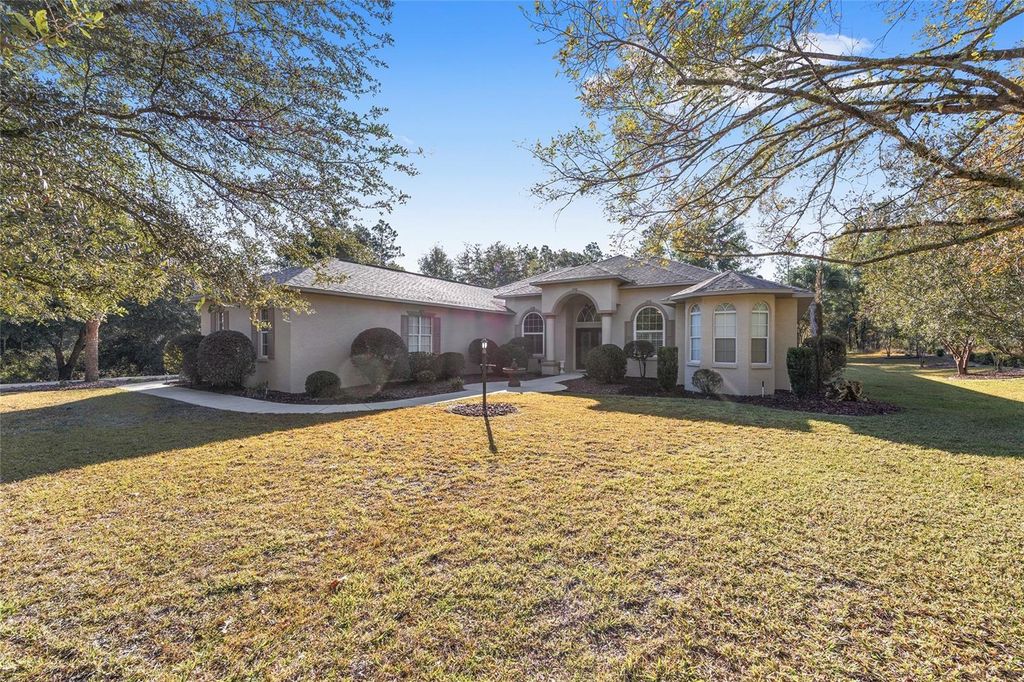 Photo of 18498 SW 69th Loop, Dunnellon, FL 34432 (MLS # OM713540)