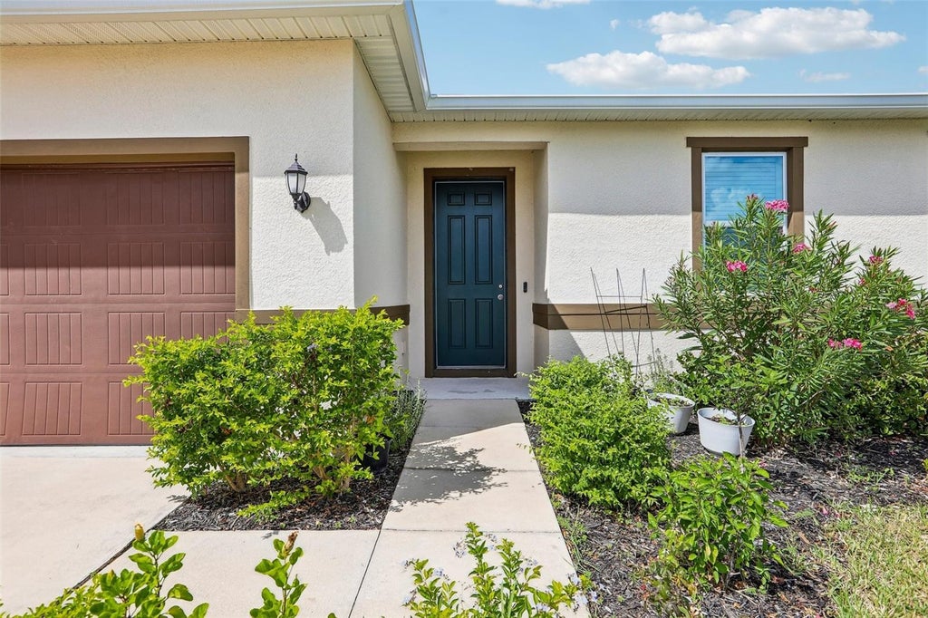 Photo of 9454 Sanders Park Place, Seffner, FL 33584 (MLS # O6446693)