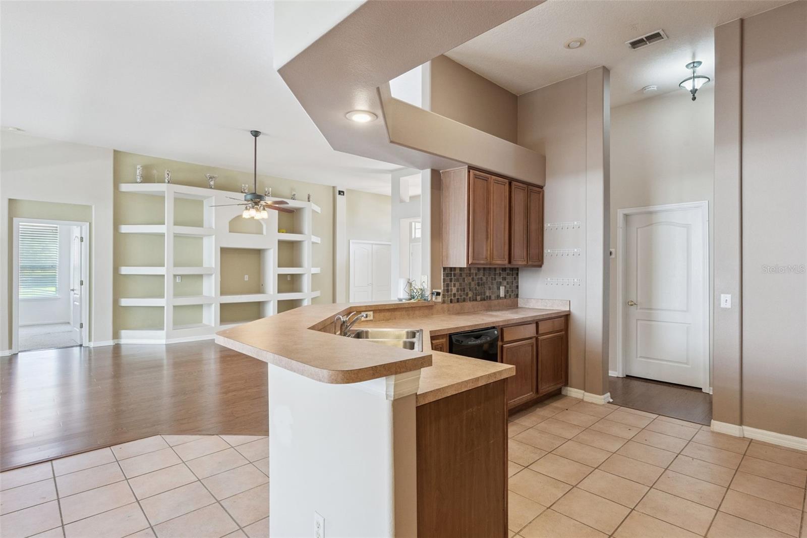 ADMIRAL POINTE - Residential