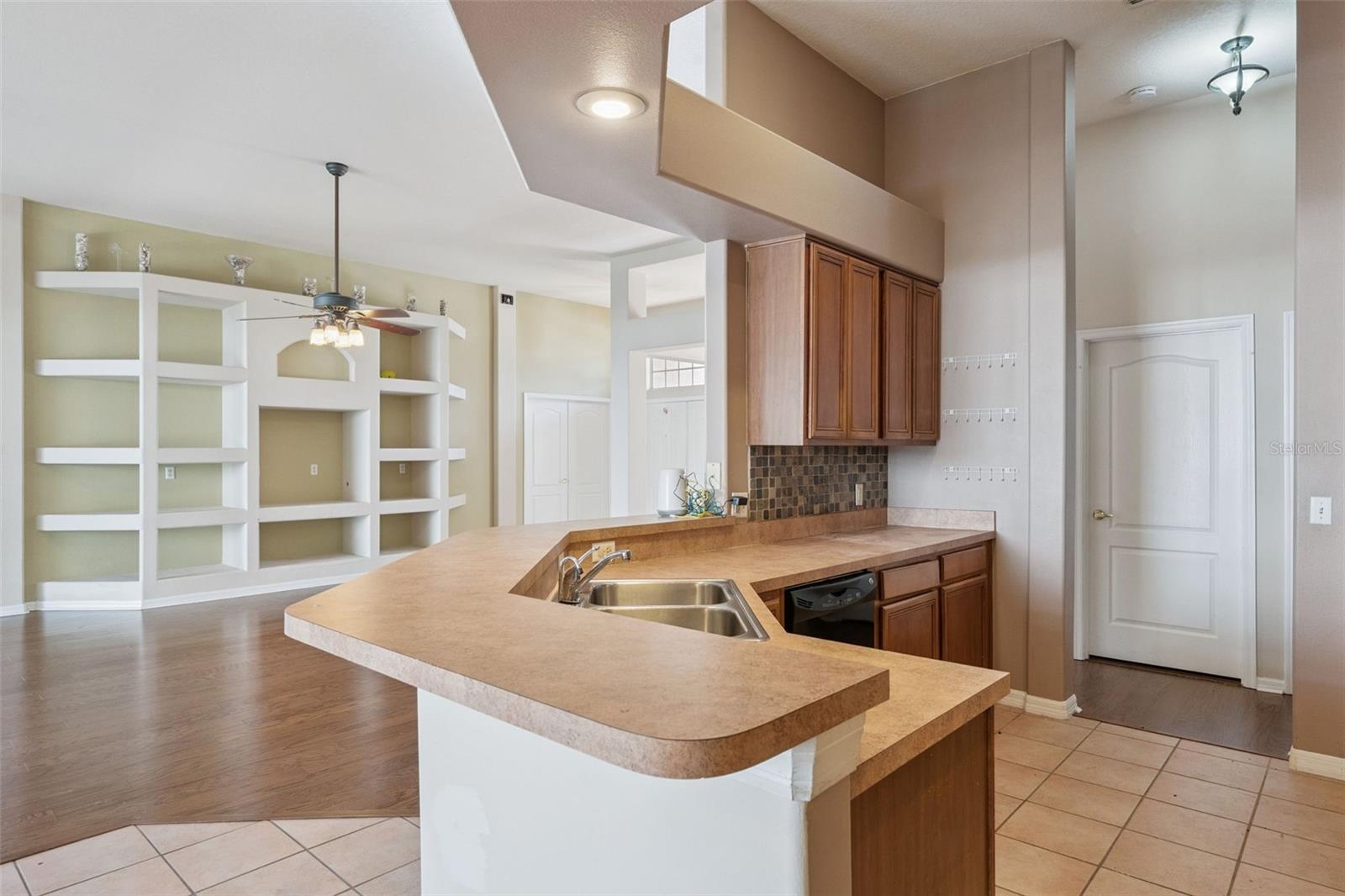 ADMIRAL POINTE - Residential