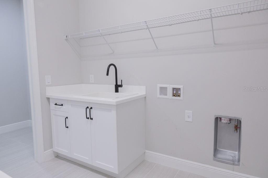 LAKEHOUSE COVE/WATERSIDE - Residential