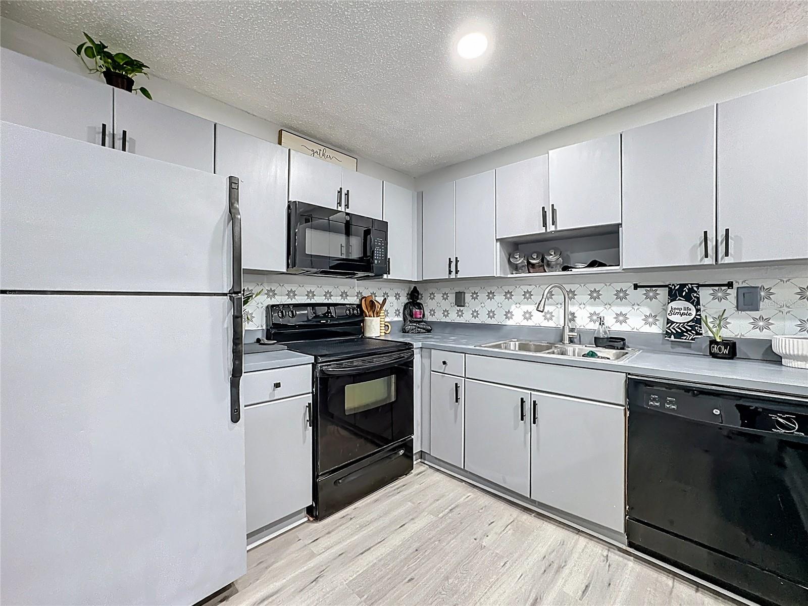 GLENDALE VILLAS A CONDO - Residential Lease