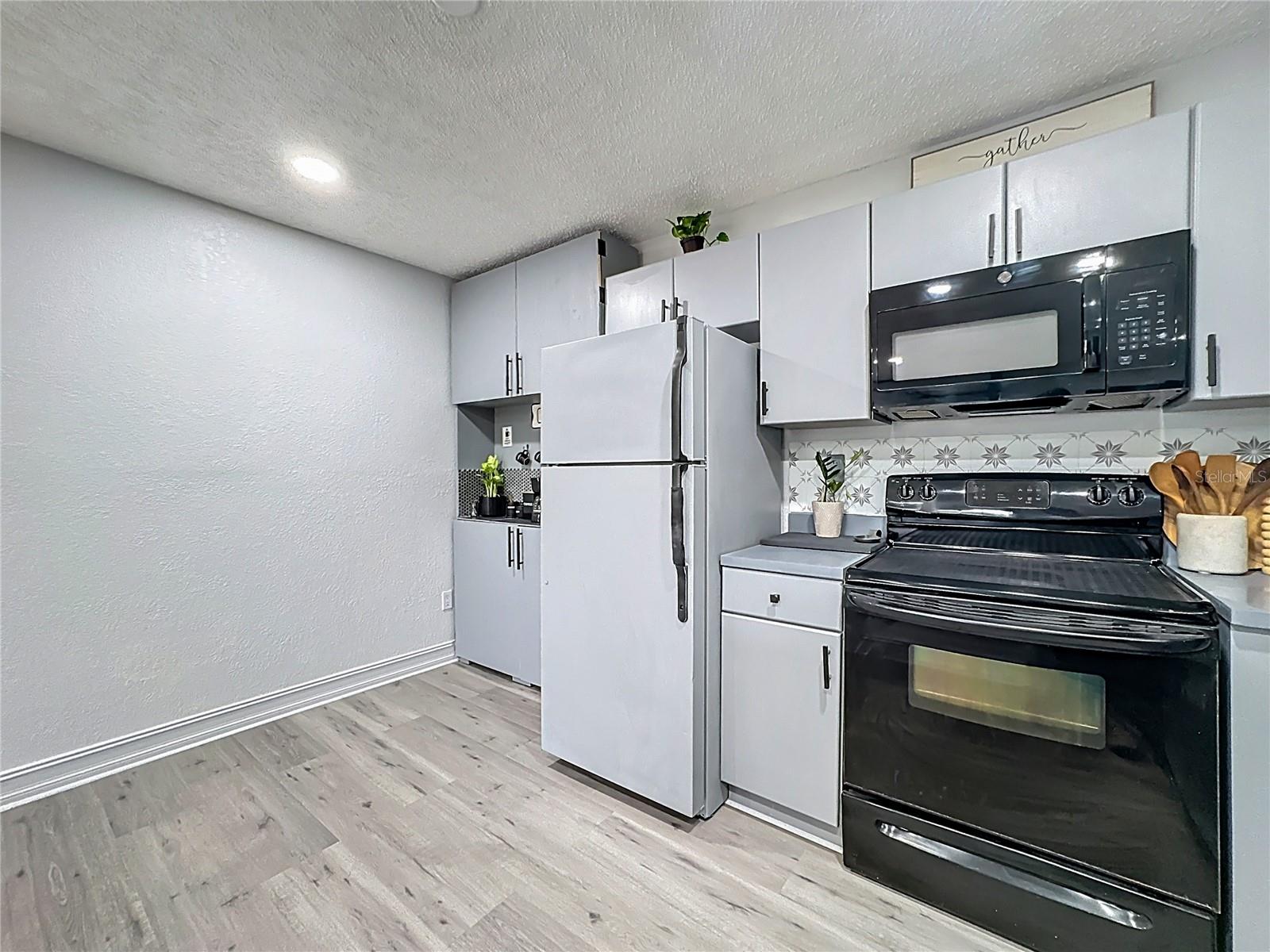 GLENDALE VILLAS A CONDO - Residential Lease