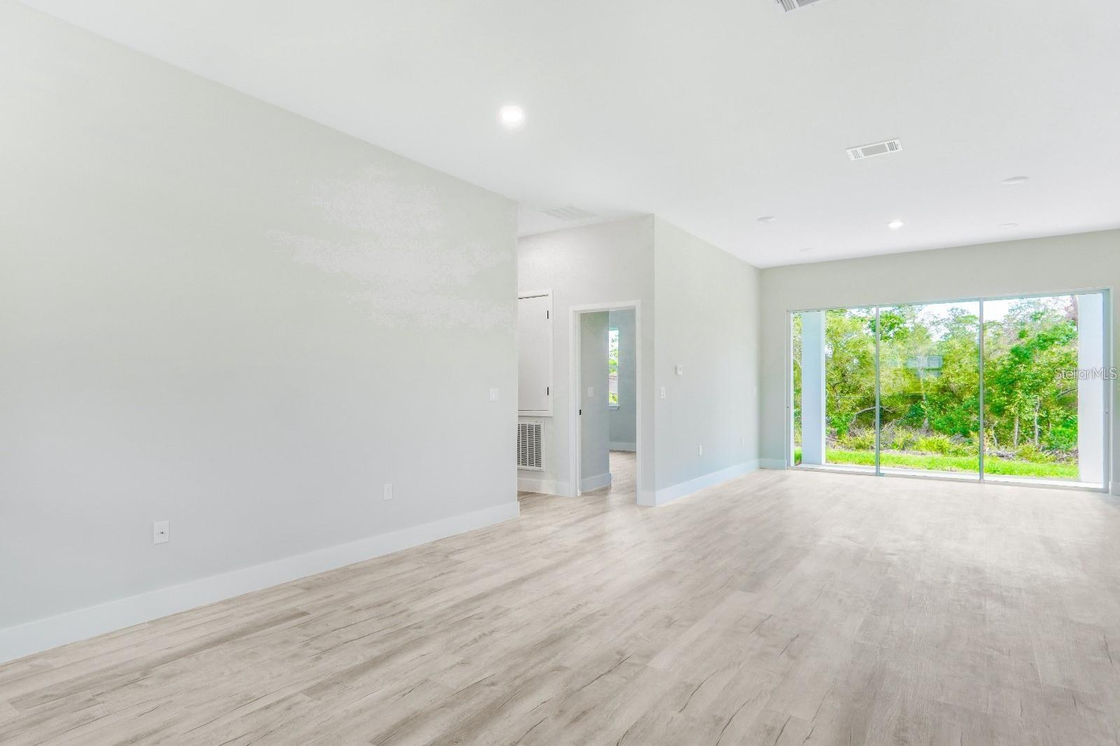 MARION OAKS UN 04 - Residential Lease