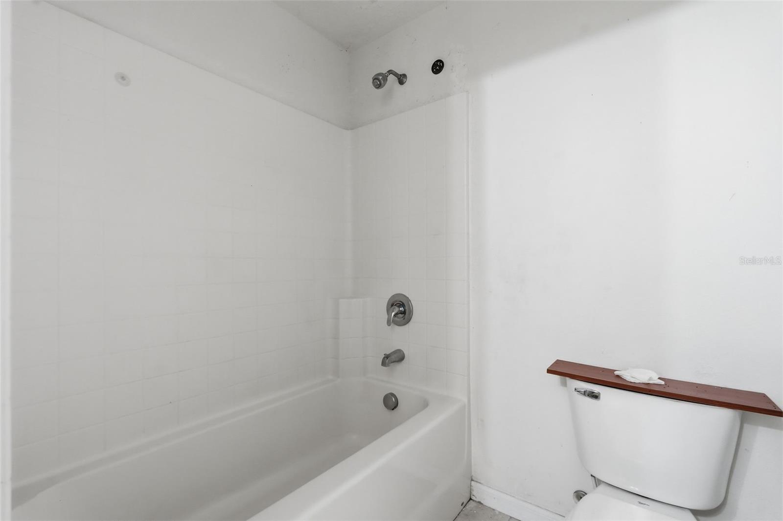 COLONY LAKES - Residential