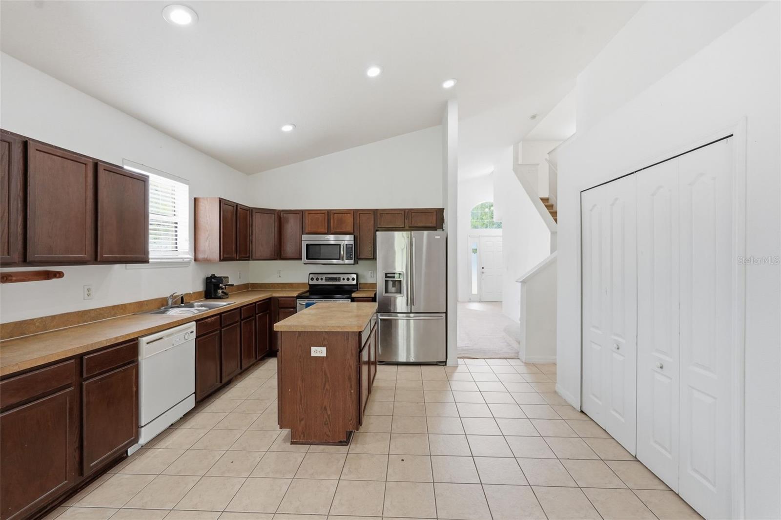 COLONY LAKES - Residential