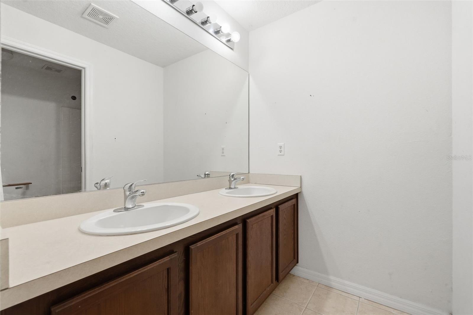 COLONY LAKES - Residential