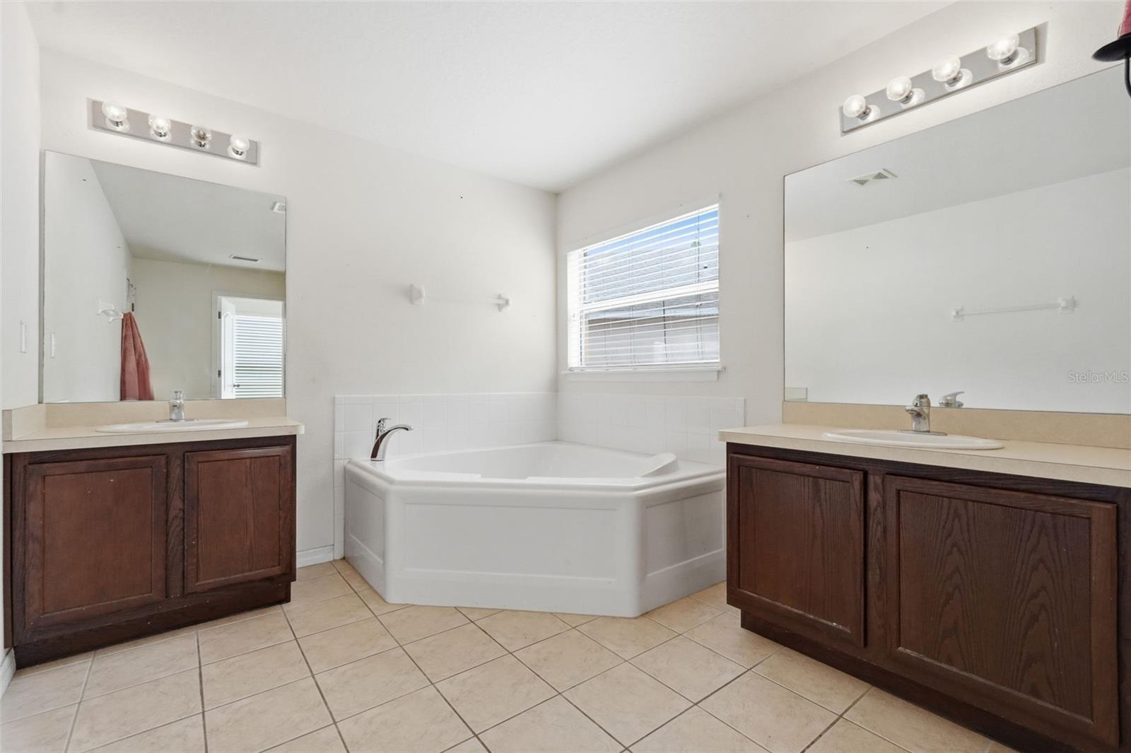 COLONY LAKES - Residential