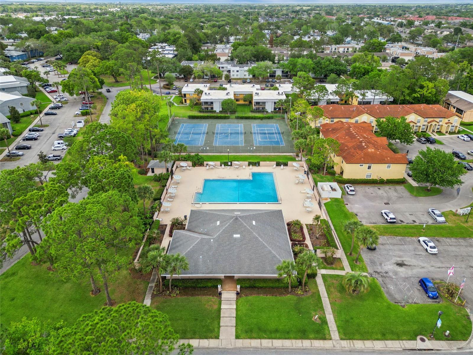 TOWNHOMES/LK FREDRICA CONDO - Residential