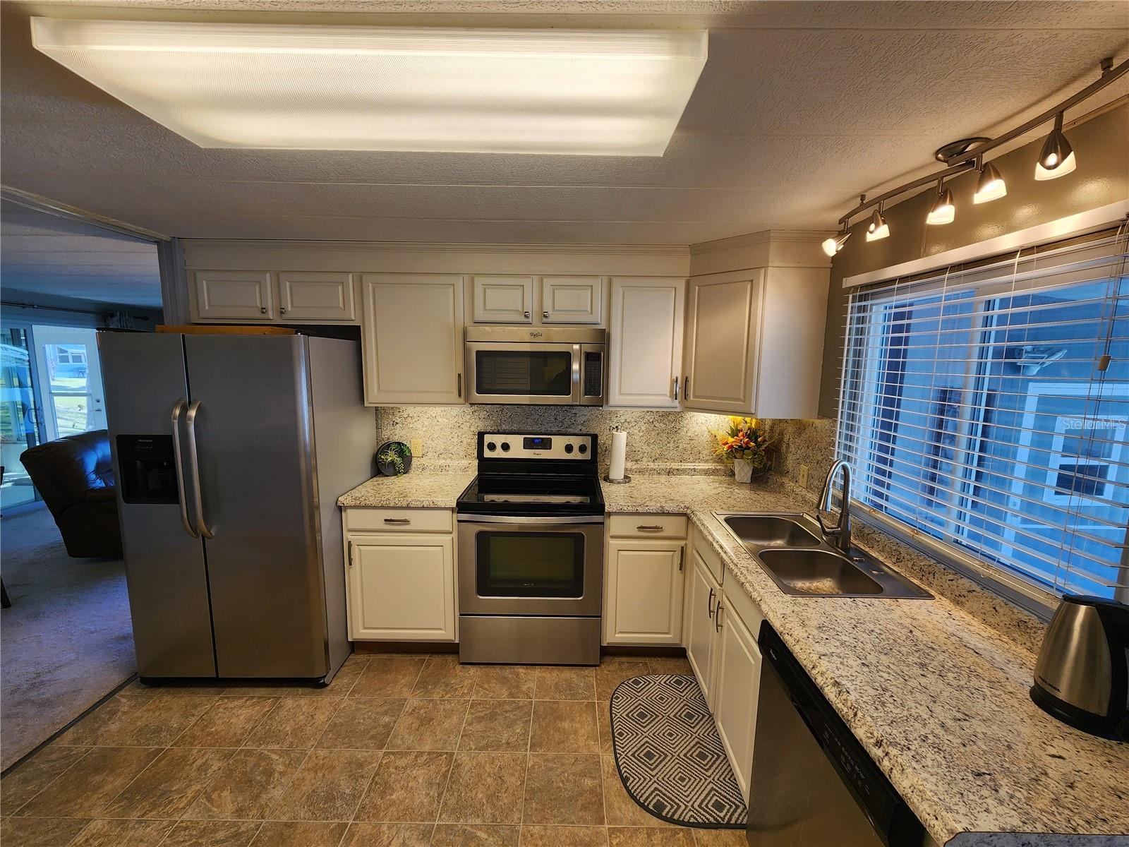 PALM LAKE ESTATES - Residential