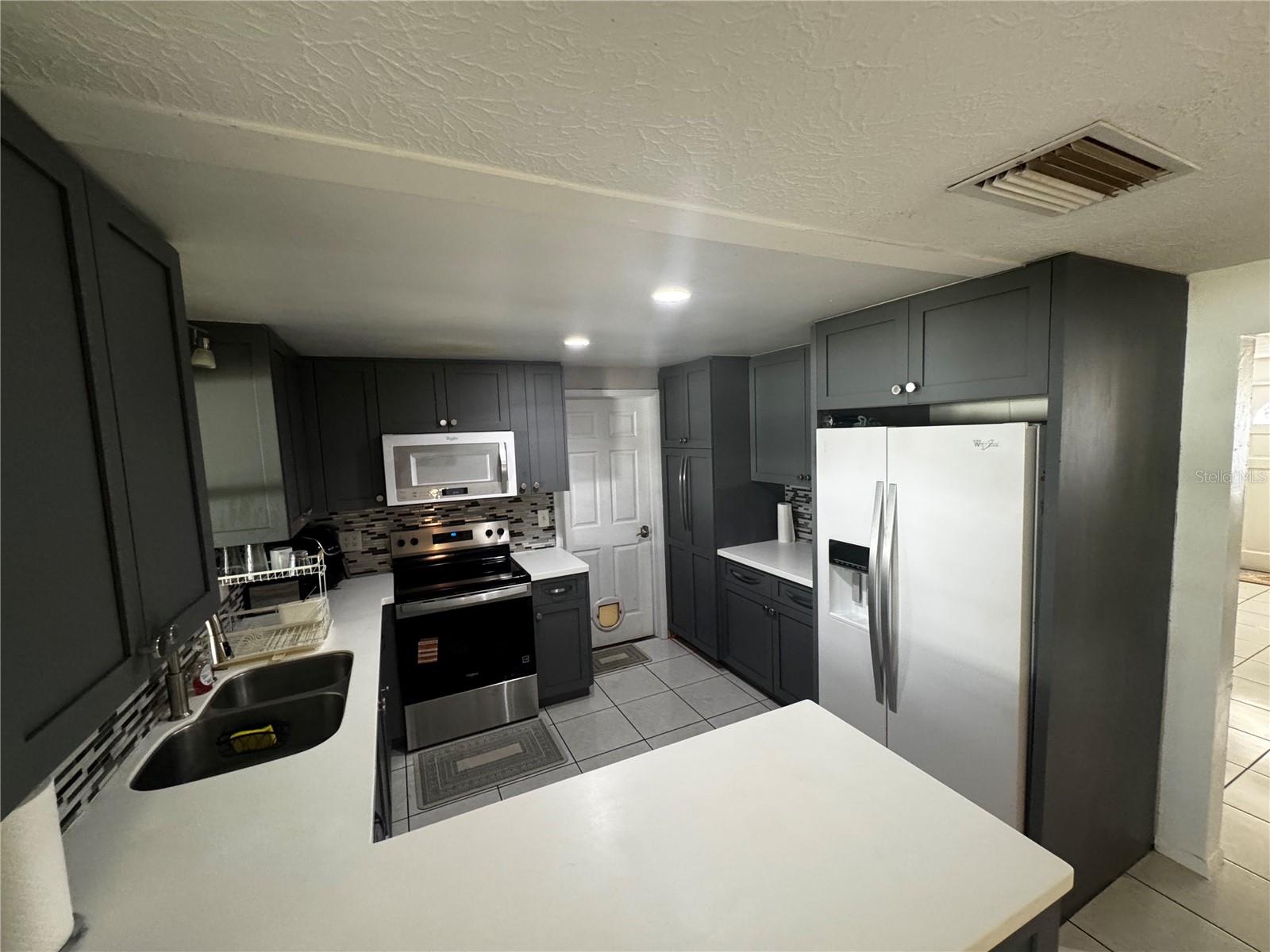 TROPICAL SHORES - Residential Lease