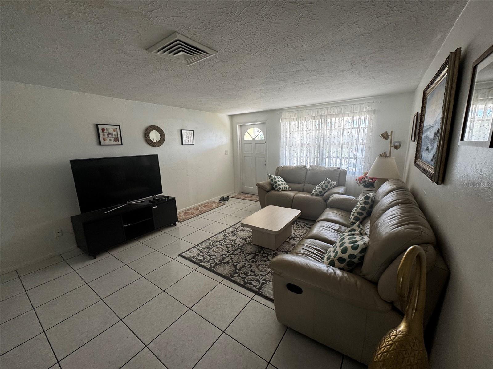TROPICAL SHORES - Residential Lease