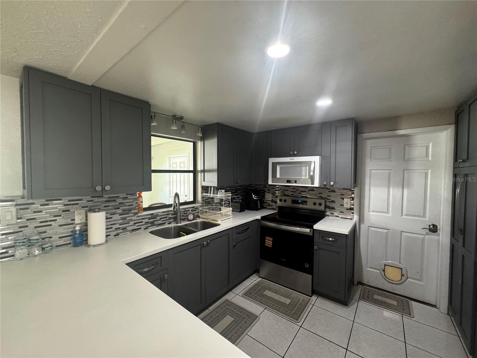 TROPICAL SHORES - Residential Lease