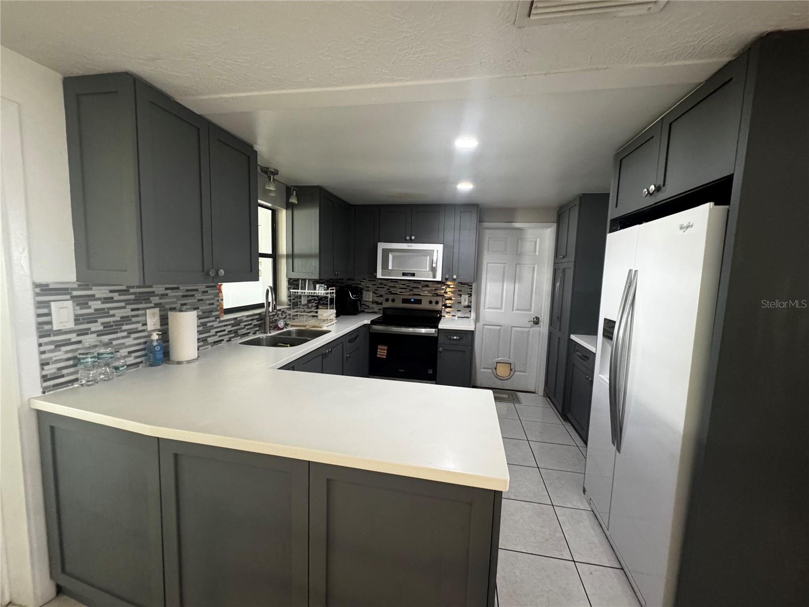 TROPICAL SHORES - Residential Lease