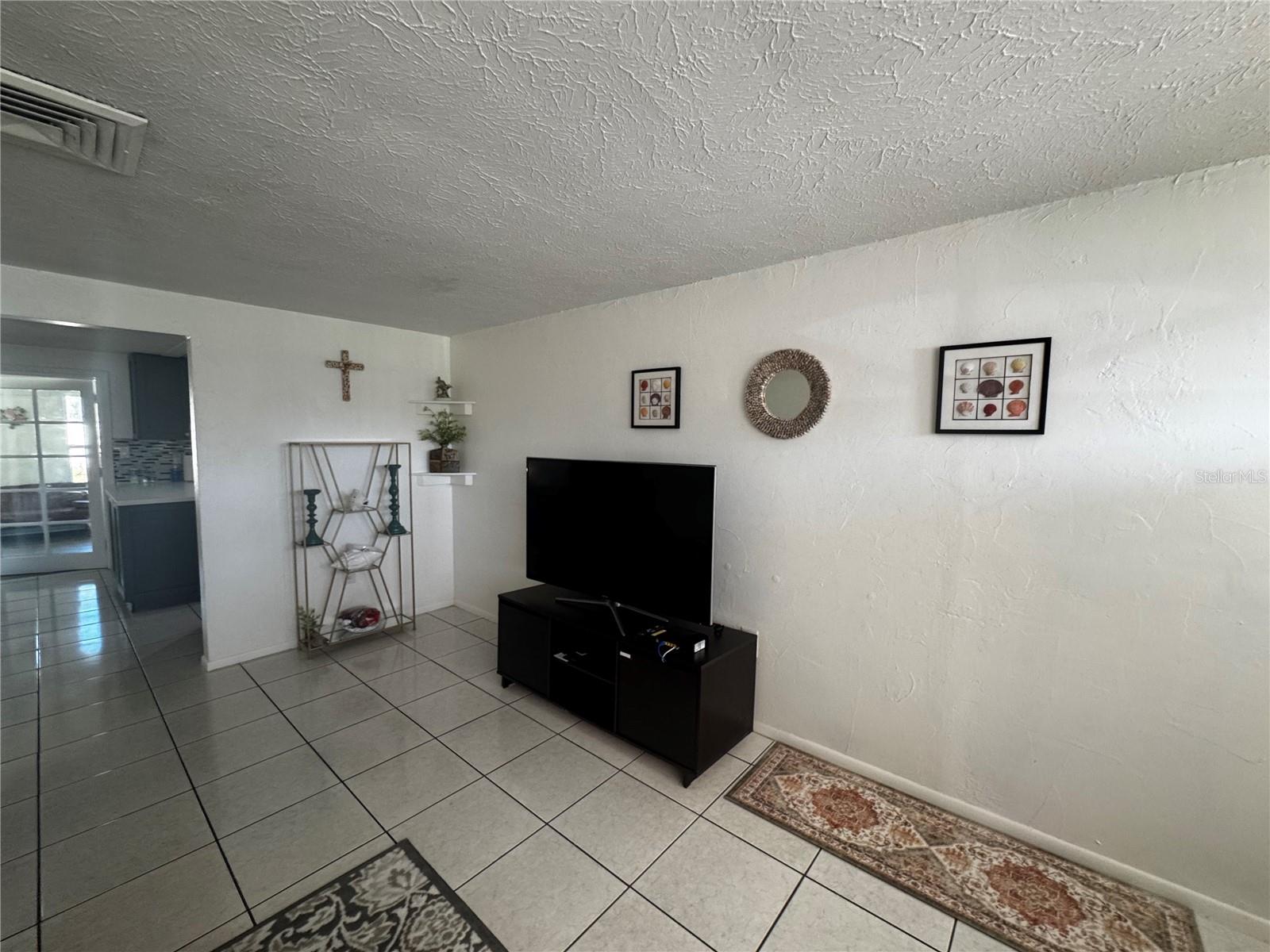 TROPICAL SHORES - Residential Lease