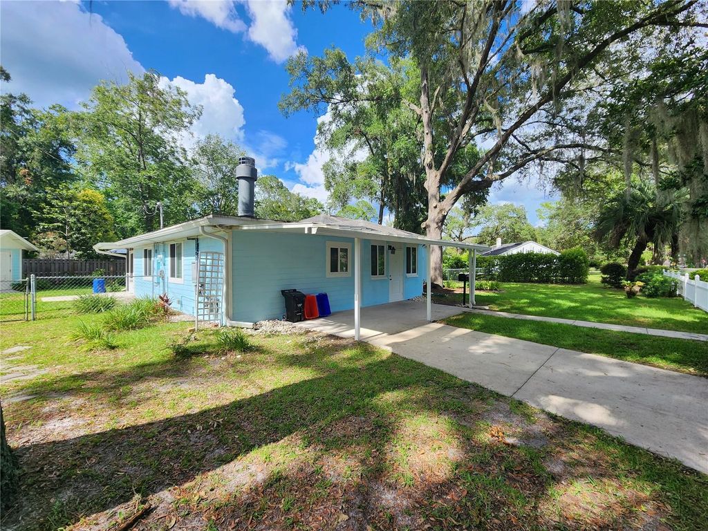 Photo of 1014 NE 10th Place, Gainesville, FL 32601 (MLS # GC540133)