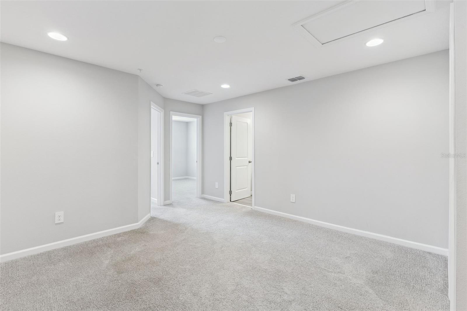 TOWNS AT LAKE MONROE COMMONS - Residential Lease