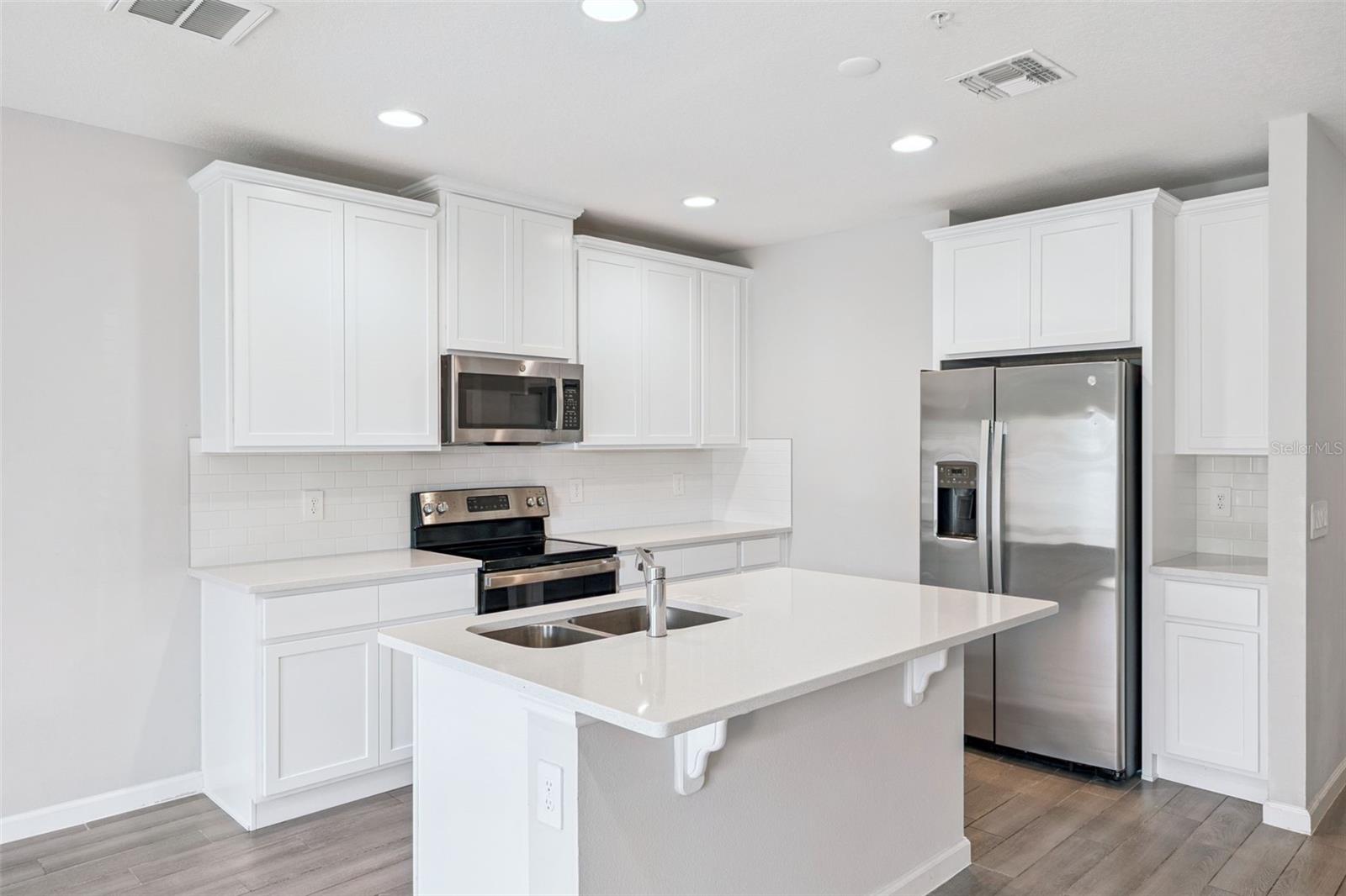 TOWNS AT LAKE MONROE COMMONS - Residential Lease