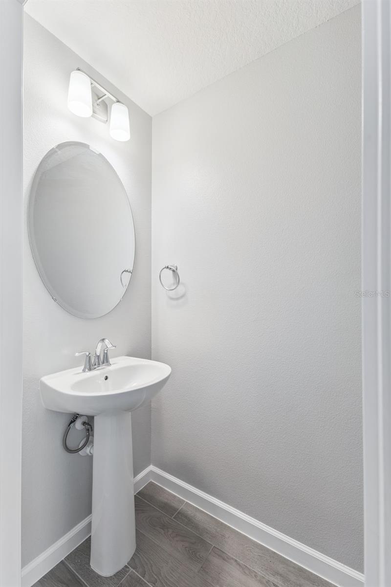 TOWNS AT LAKE MONROE COMMONS - Residential Lease