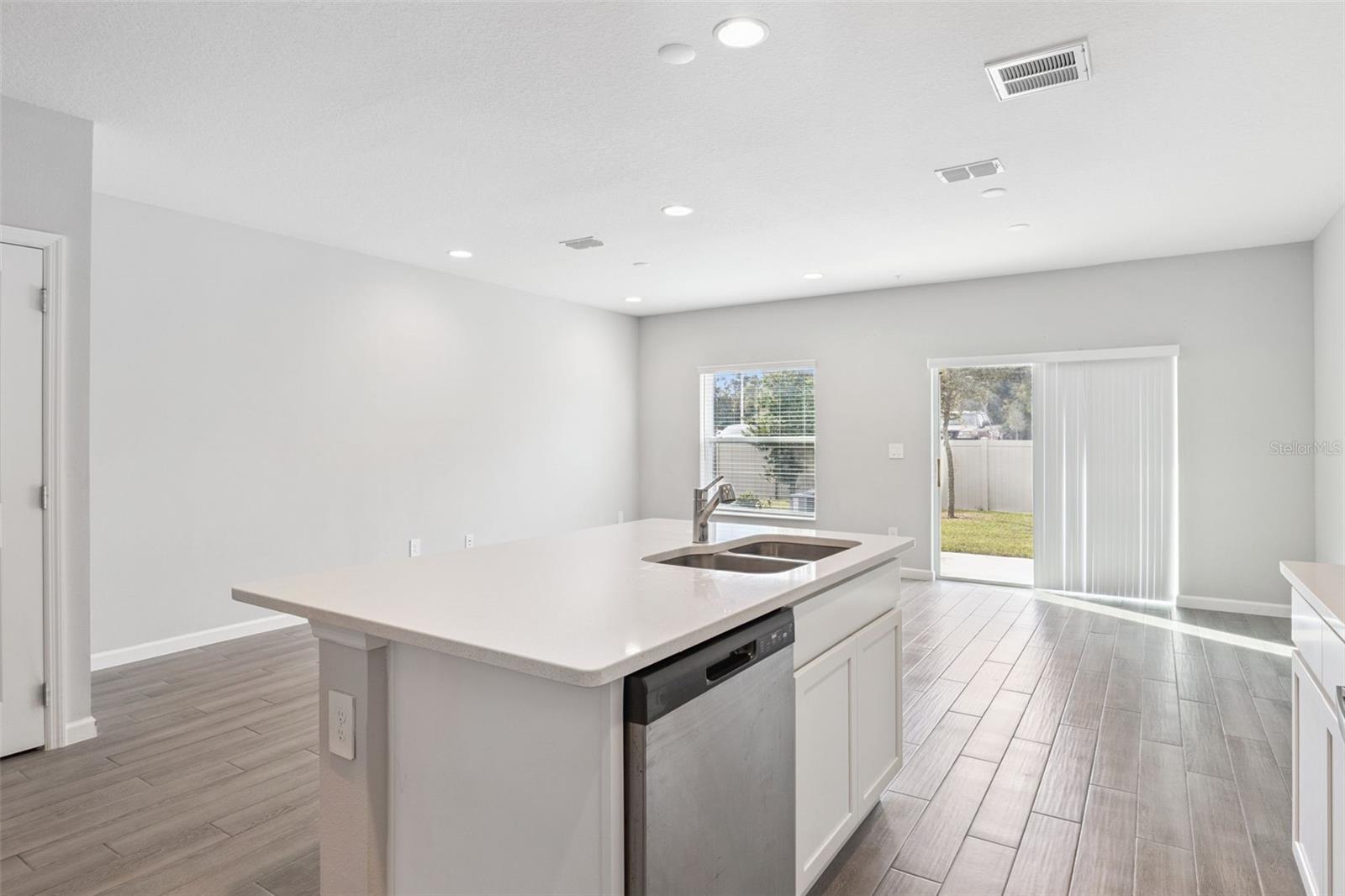 TOWNS AT LAKE MONROE COMMONS - Residential Lease