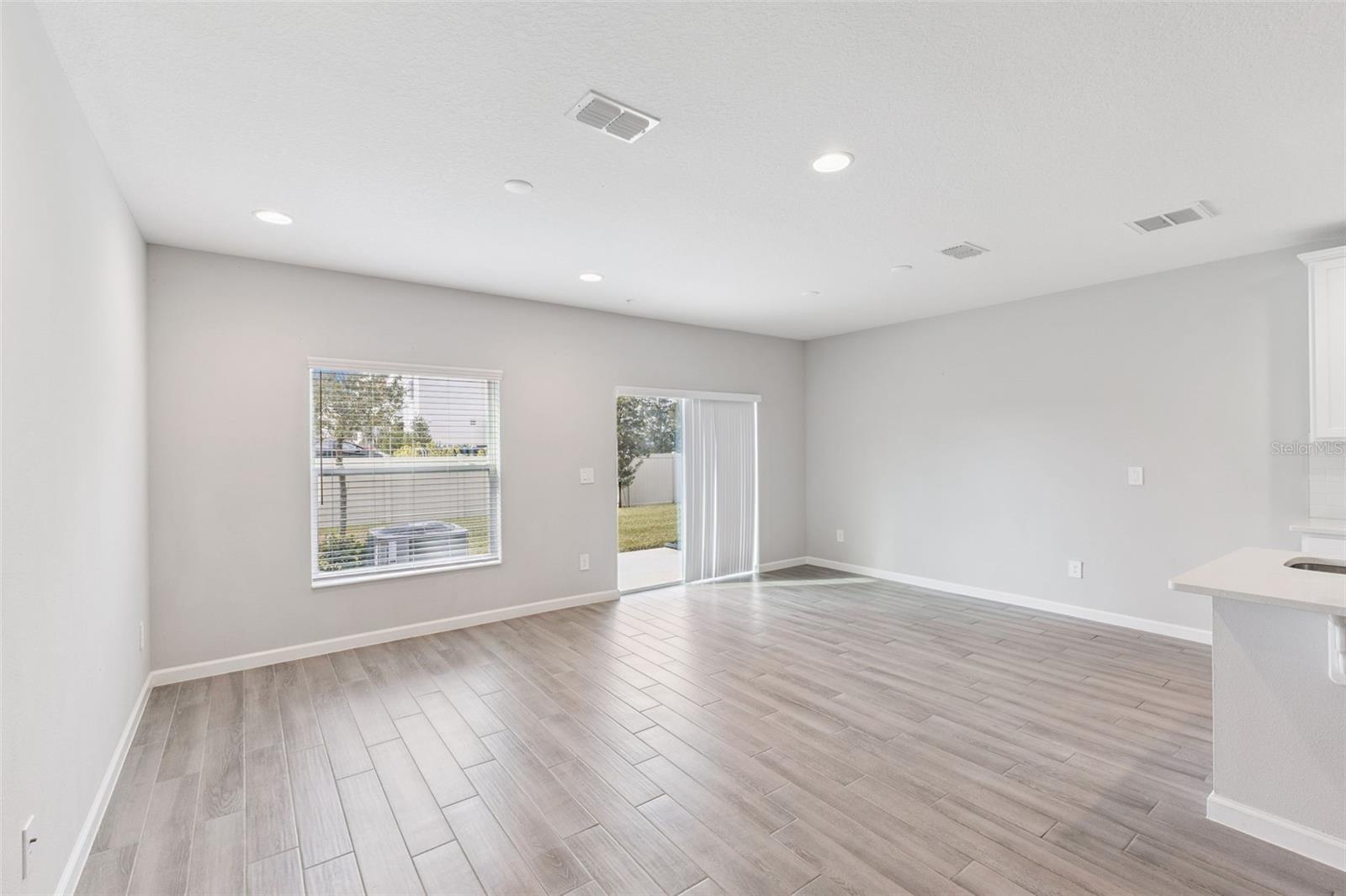 TOWNS AT LAKE MONROE COMMONS - Residential Lease