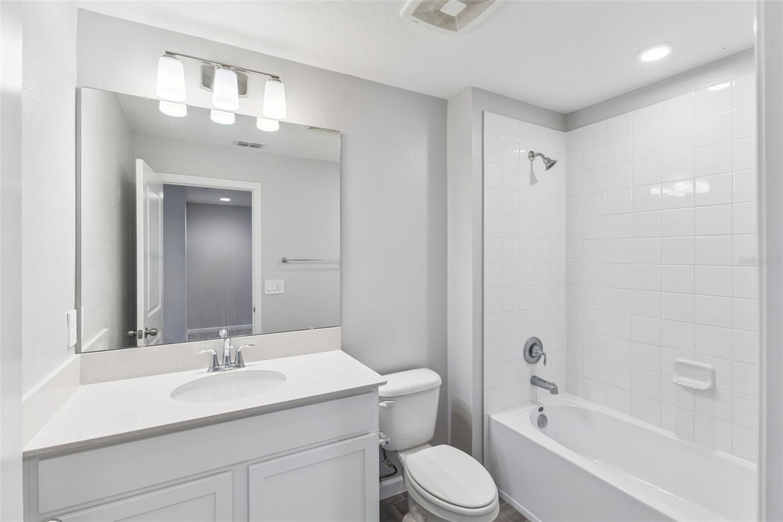 TOWNS AT LAKE MONROE COMMONS - Residential Lease