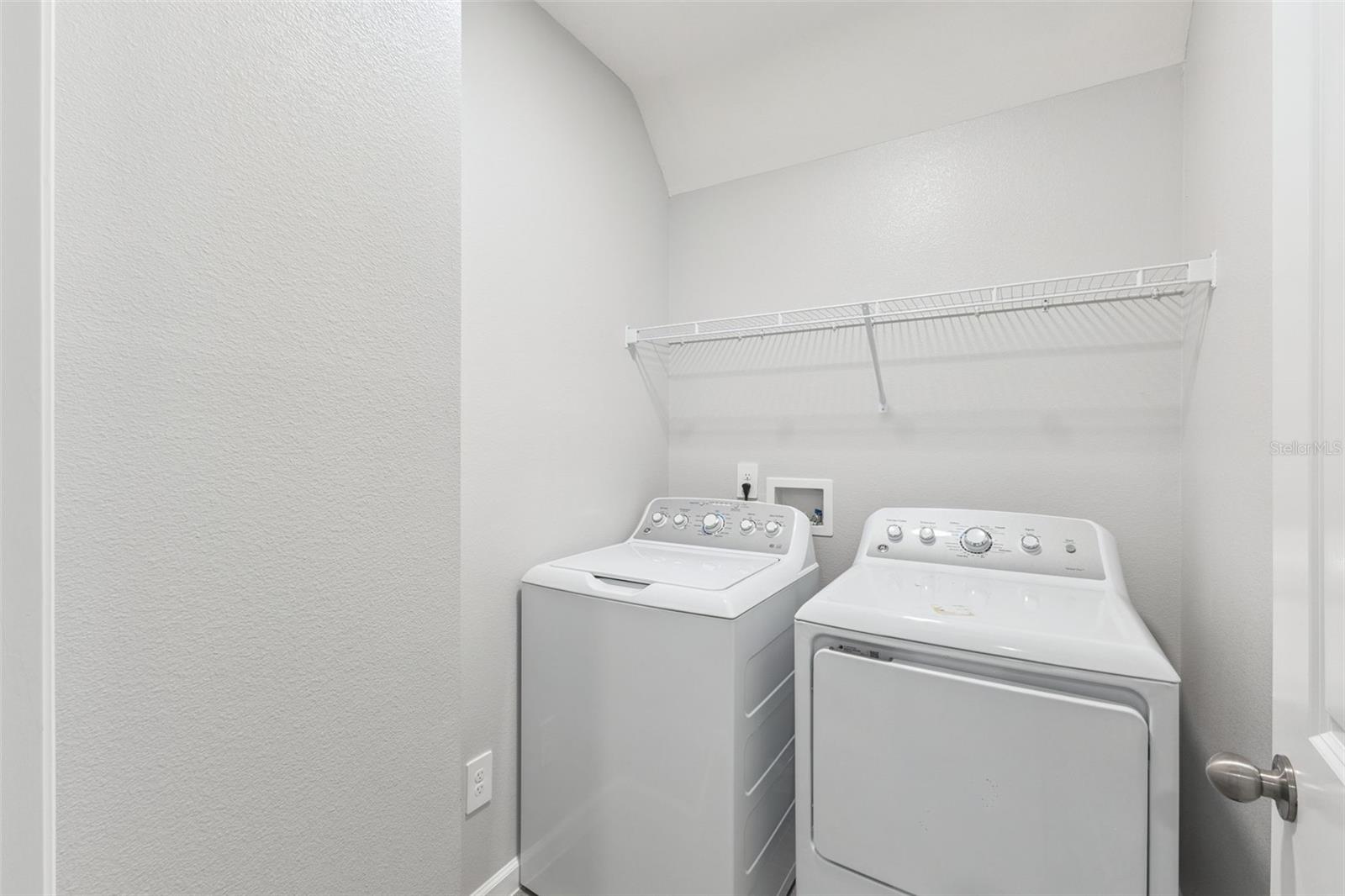 TOWNS AT LAKE MONROE COMMONS - Residential Lease