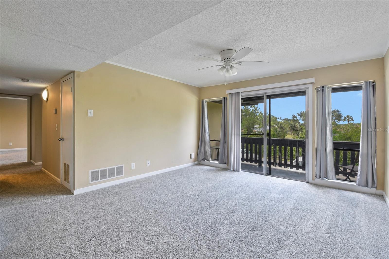 40 CLUB HOUSE DRIVE 207