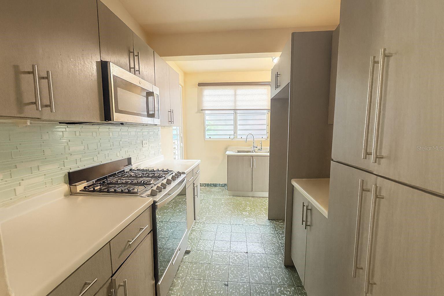 218 Los Alpes St EXT. EL COMANDANTE