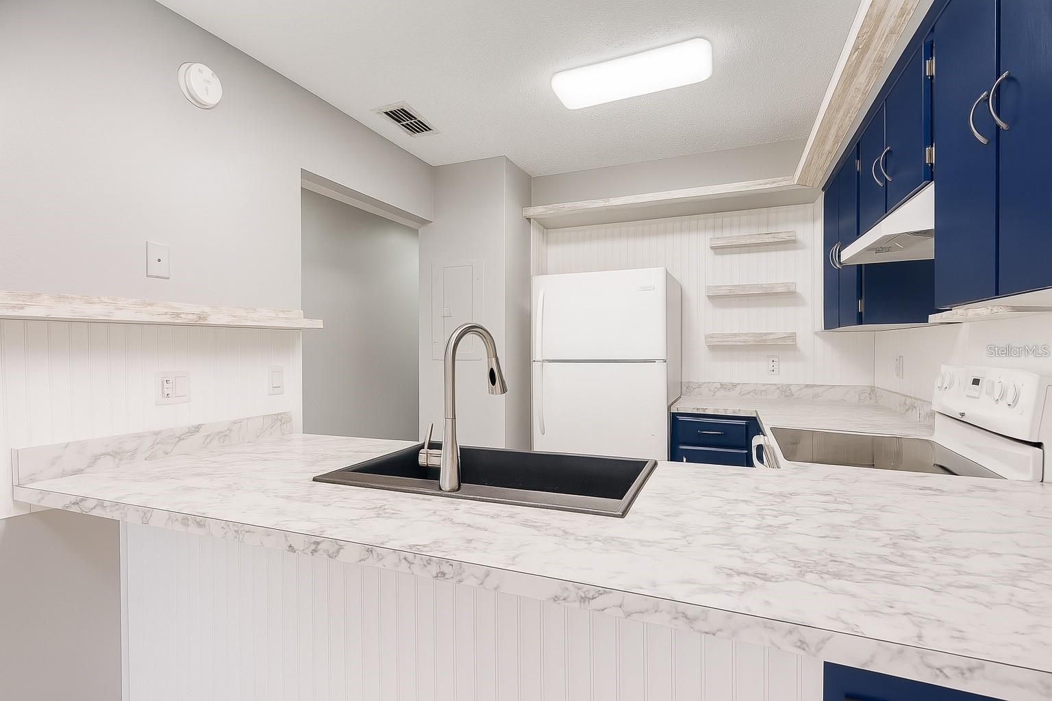 FAIRWOODS A CONDOMINIUM COND BK-7 PGS 6- - Residential