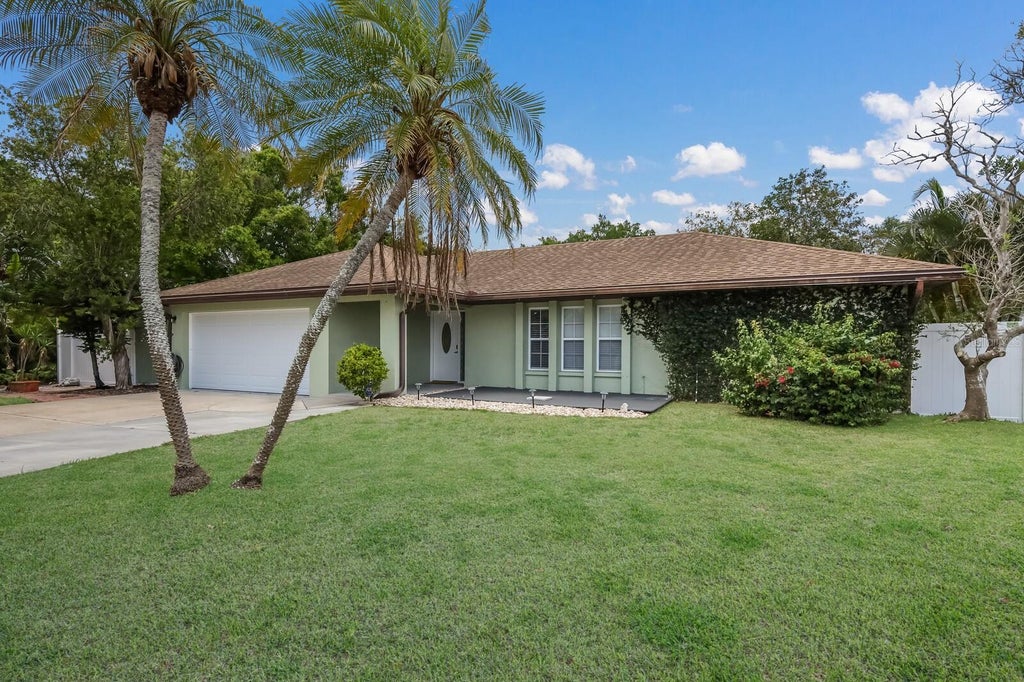 Photo of 6702 17th Avenue W, Bradenton, FL 34209 (MLS # A4705011)