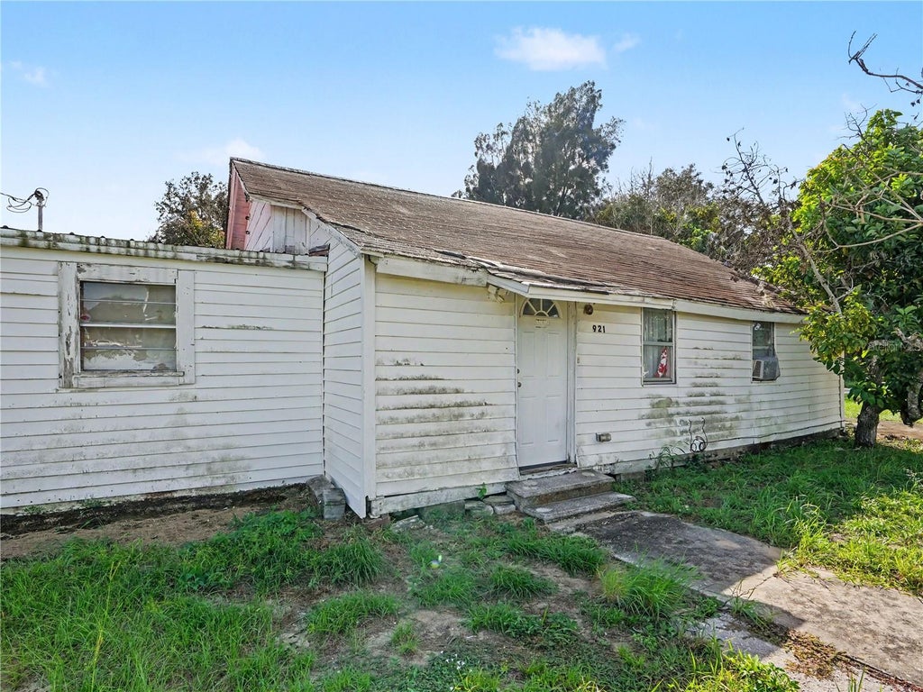 Photo of 921 W Cornell Street, Avon Park, FL 33825 (MLS # TB8562666)