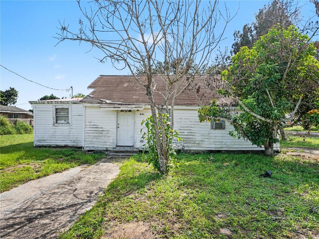 Photo of 921 W Cornell Street, Avon Park, FL 33825 (MLS # TB8562666)