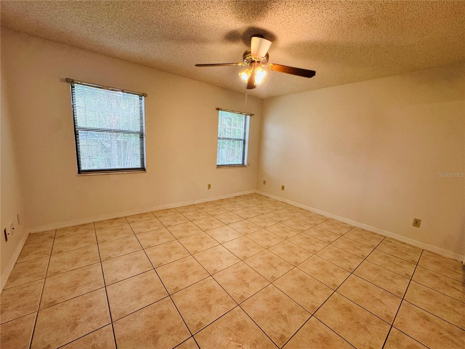 819 CHAMBERLAIN LOOP