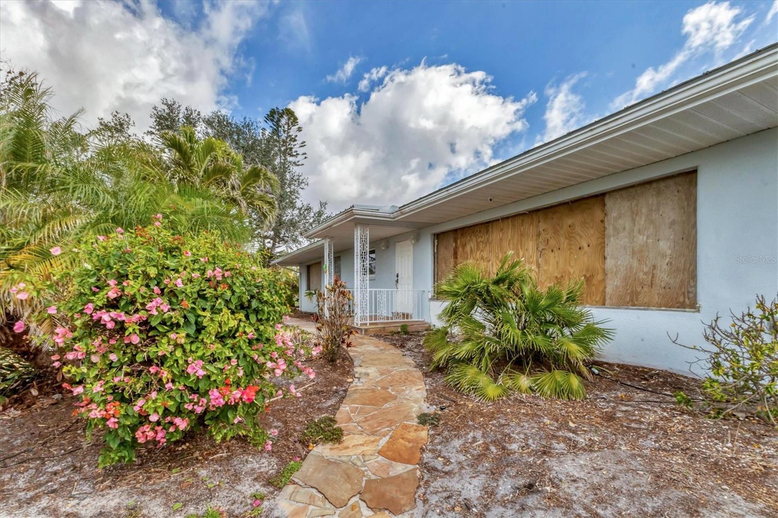 295 NORTH DRIVE